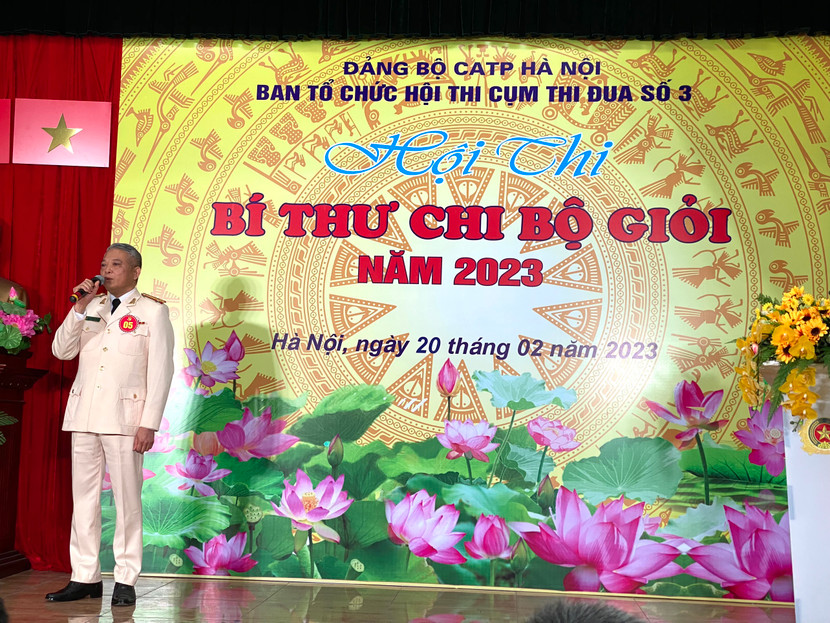 Phần thi giới thiệu của thí sinh nhiều tuổi nhất hội thi - Trung tá Nguyễn Tuấn Phương Phần thi giới thiệu của thí sinh nhiều tuổi nhất hội thi - Trung tá Nguyễn Tuấn Phương