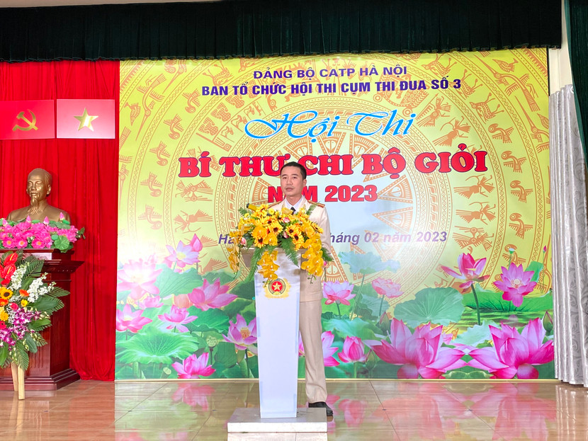 Thiếu tá Nguyễn Đức Thắng tự tin trong phần thi thuyết trình Thiếu tá Nguyễn Đức Thắng tự tin trong phần thi thuyết trình