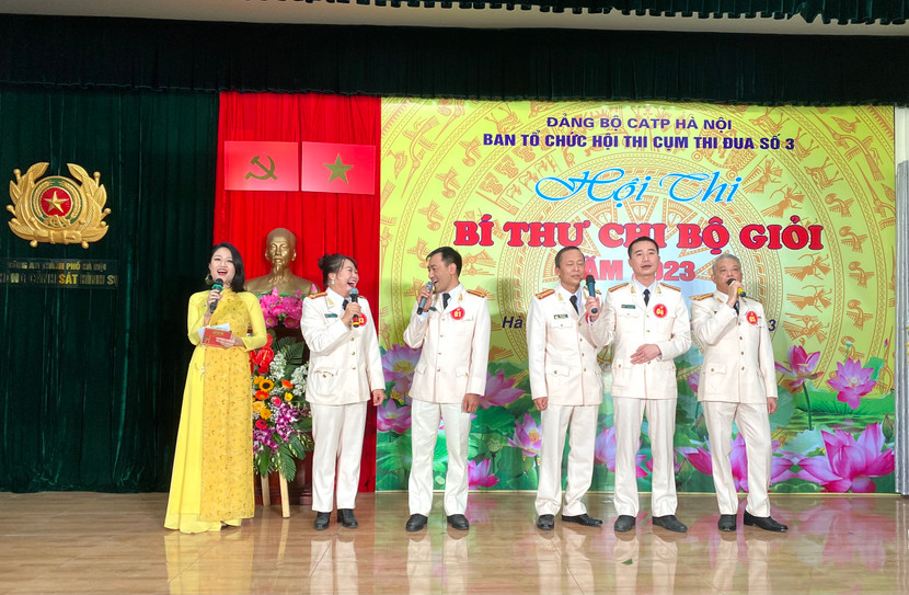 Các thí sinh ngẫu hứng với ca khúc "Hát mãi khúc quân hành" Các thí sinh ngẫu hứng với ca khúc "Hát mãi khúc quân hành"