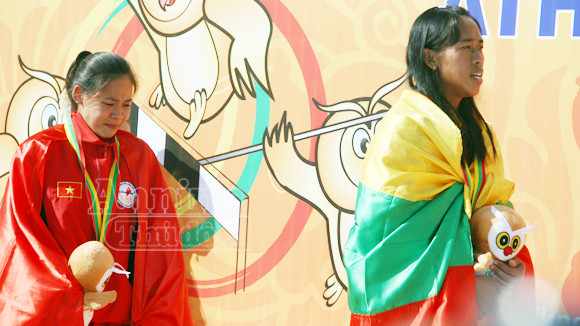 Trọng tài SEA Games làm ngơ cho VĐV chủ nhà chạy bộ về đích môn... đi bộ ảnh 2