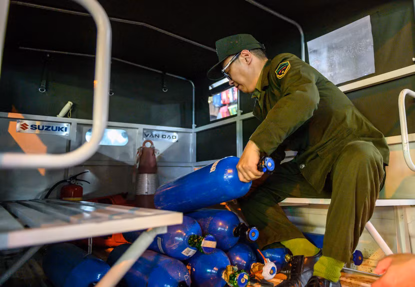 Số bình khí này được tập kết tại kho rồi bán lẻ cho khách mua về sử dụng