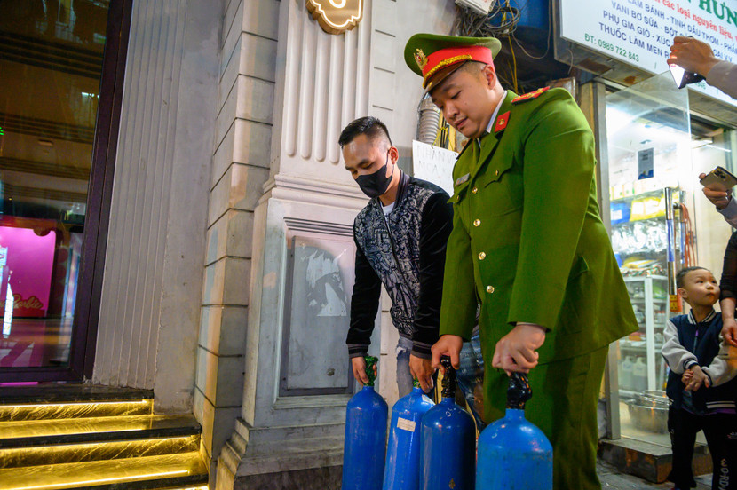 Tại thời điểm kiểm tra, lực lượng chức năng thu giữ 10 bình khí N2O