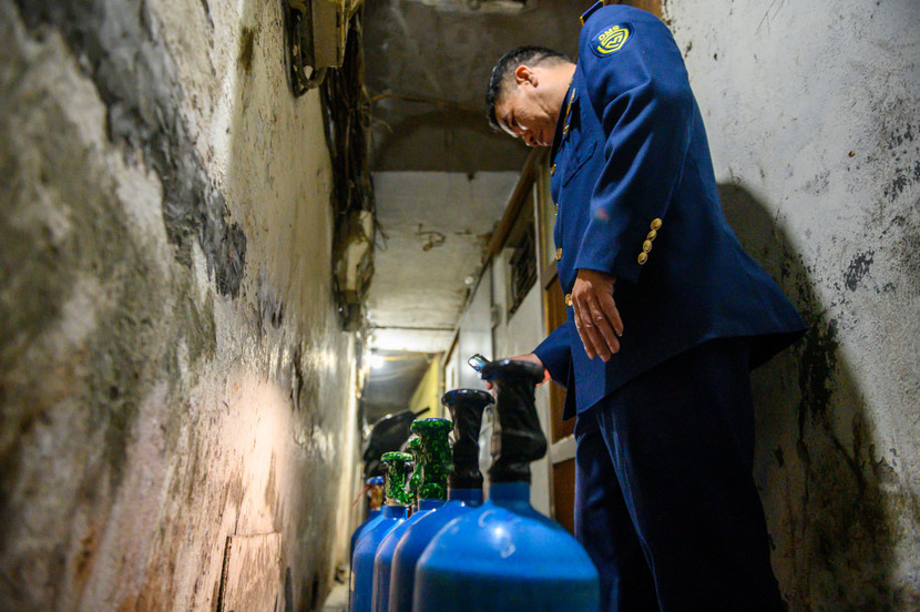 Kho "bóng cười" này nằm trong con ngõ rất hẹp, người đi lại rất khó khăn