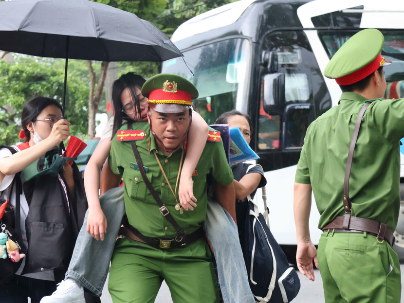 Đại uý Nguyễn Ngọc Hoà - Công an phường Sơn Tây được tăng cường cho sự kiện A80 cõng người dân bị hạ đường huyết đến điểm sơ cứu