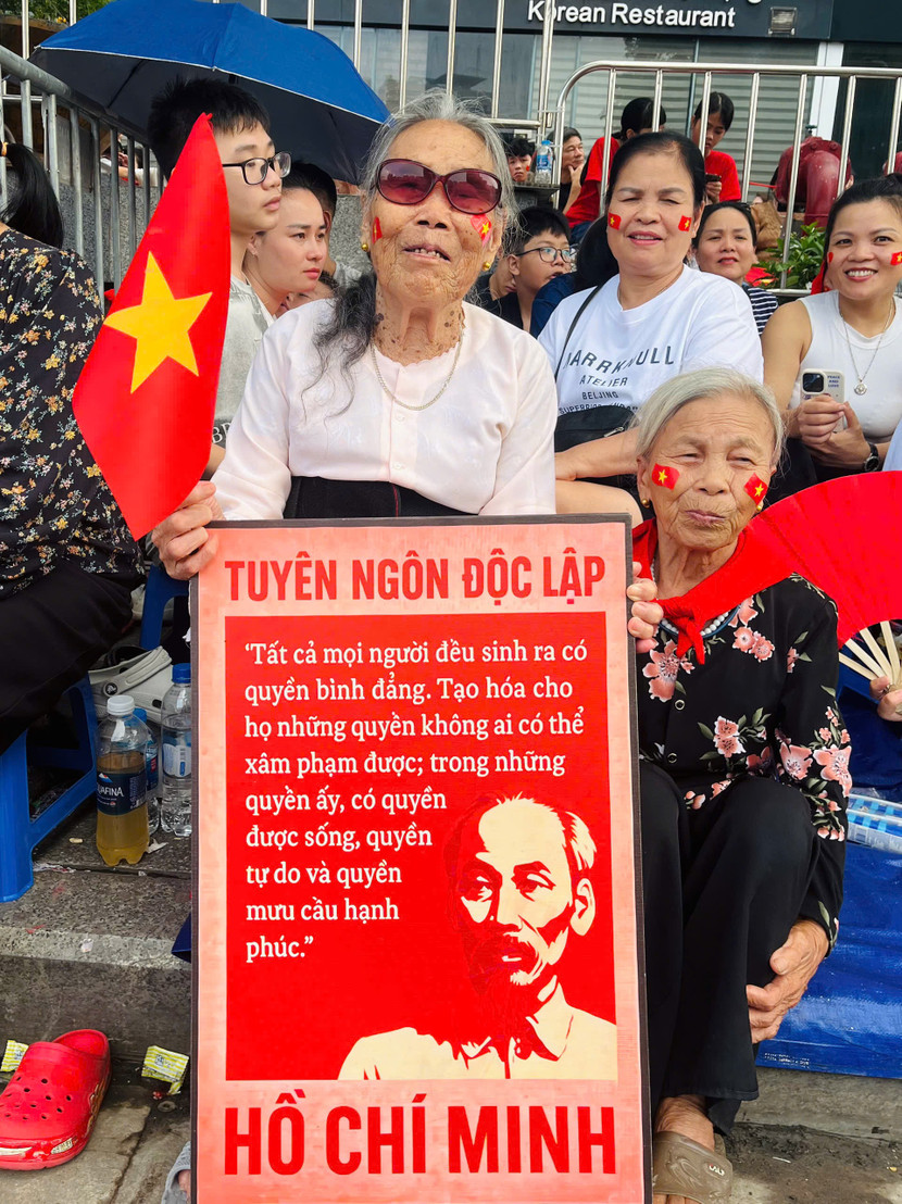 Người dân khắp nơi đổ về Thủ đô Hà Nội trong niềm hân hoan, xúc động và tự hào