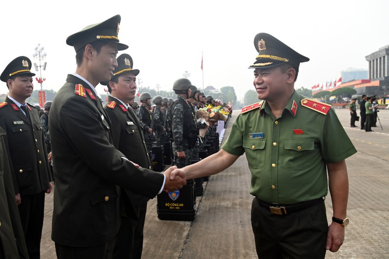 Trung tướng Nguyễn Thanh Tùng - Giám đốc CATP động viên cán bộ, chiến sỹ tại Lễ xuất quân bảo đảm ANTT sự kiện A80, tại quảng trường Ba Đình
