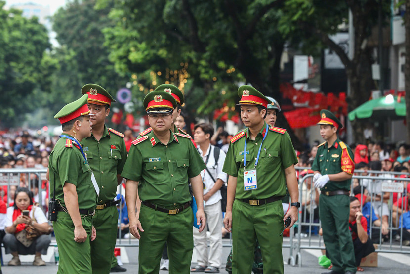 Thiếu tướng Dương Đức Hải, Phó Giám đốc CATP Hà Nội cùng chỉ huy các đơn vị chức năng CATP tại thực địa sự kiện A80 chỉ đạo Công an các đơn vị trong CATP triển khai công tác đảm bảo ANTT sáng 2-9...