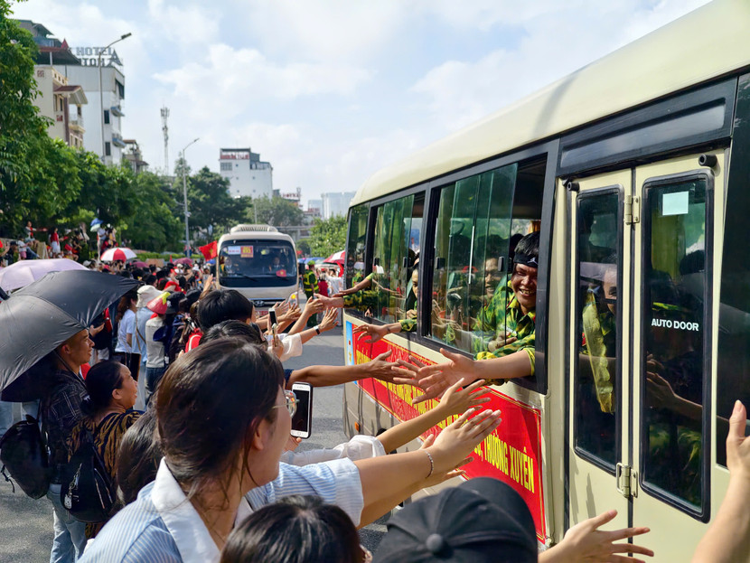 Tự hào đi giữa vòng tay nhân dân
