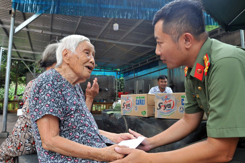 Bà Hoàng Thị Tám (gần 100 tuổi, xã Nam Phương Tiến) xúc động với tình cảm những người làm báo của Công an Thủ đô