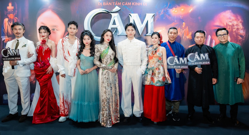 Bộ đôi nhà sản xuất Hoàng Quân, đạo diễn Trần Hữu Tấn (bên phải) cùng đoàn phim “Cám” Bộ đôi nhà sản xuất Hoàng Quân, đạo diễn Trần Hữu Tấn (bên phải) cùng đoàn phim “Cám”