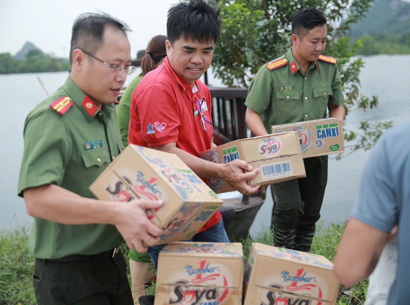 Chuyển quà tới người dân thị trấn Kiện Khê (huyện Thanh Liêm, Hà Nam) Chuyển quà tới người dân thị trấn Kiện Khê (huyện Thanh Liêm, Hà Nam)