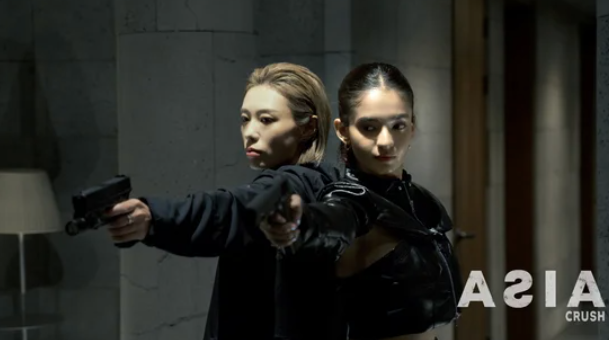 Kim Ye-ji (bên trái) vào vai sát thủ trong phim Kim Ye-ji (bên trái) vào vai sát thủ trong phim