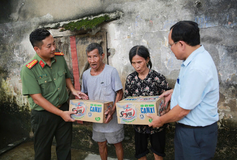 Trung tá Chu Quốc Dũng (Phó Trưởng Ban Biên tập An ninh Thủ đô) cùng ông Vũ Quý Việt (Chủ tịch UBND xã Thanh Thủy, Thanh Liêm, Hà Nam) trao quà hỗ trợ người dân vùng ngập lụt nặng Trung tá Chu Quốc Dũng (Phó Trưởng Ban Biên tập An ninh Thủ đô) cùng ông Vũ Quý Việt (Chủ tịch UBND xã Thanh Thủy, Thanh Liêm, Hà Nam) trao quà hỗ trợ người dân vùng ngập lụt nặng
