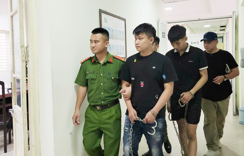 Cơ quan CSĐT - CAQ Nam Từ Liêm thực hiện dẫn giải 2 đối tượng Cơ quan CSĐT - CAQ Nam Từ Liêm thực hiện dẫn giải 2 đối tượng