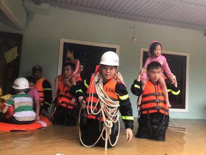 Cảnh sát Phòng cháy chữa cháy và cứu nạn cứu hộ Công an tỉnh Quảng Trị di tản người dân ra khỏi khu vực ngập 1,4m trong cơn mưa nặng hạt