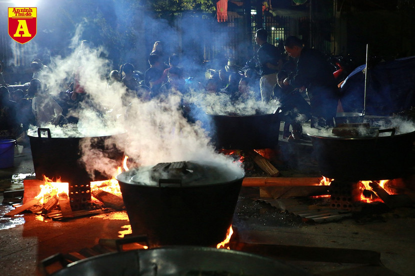 Người dân La Phù huy động hết những chiếc nồi lớn nhất để ngày đêm luộc bánh chưng