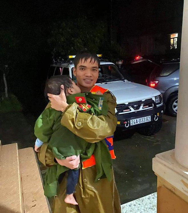 Em bé ngủ ngon lành trong vòng tay Trung tá công an