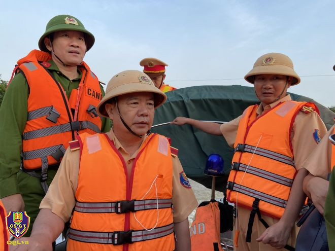 Thiếu tướng Nguyễn Văn Trung, Cục trưởng Cục CSGT thăm các xã ngập sâu của huyện Lệ Thủy, Quảng Bình