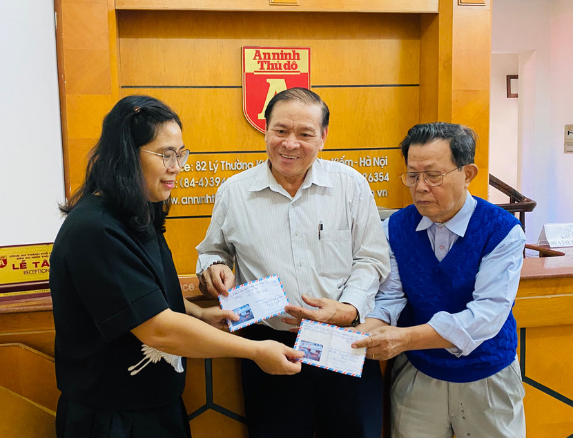 Cụ Đỗ Tòng Tuy (83 tuổi), ở địa chỉ số 102A khu tập thể 2F Quang Trung, phường Trần Hưng Đạo, quận Hoàn Kiếm, Hà Nội và đại diện cán bộ hưu trí Phòng Tổ chức cán bộ - CATP Hà Nội trao tiền ủng hộ đồng bào miền Trung thông qua Báo An ninh Thủ đô