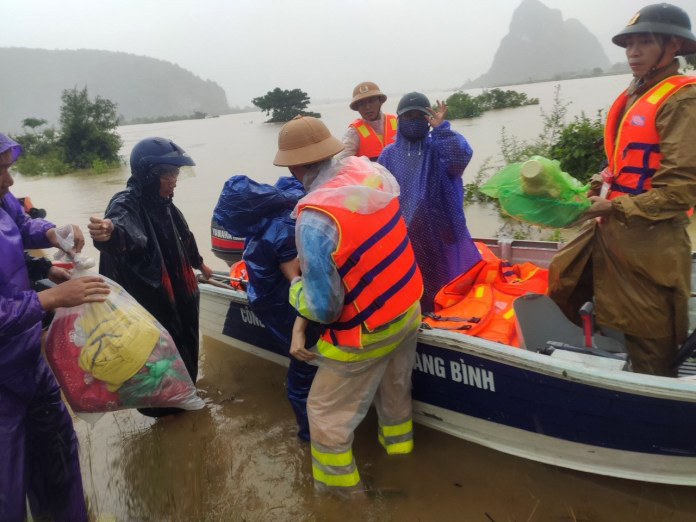 Tại Quảng Bình, các chiến sĩ huy động tối đa lực lượng để đưa người dân ra khỏi vùng ngập lụt