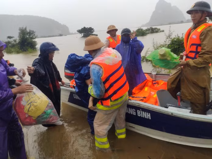 Tại Quảng Bình, các chiến sĩ huy động tối đa lực lượng để đưa người dân ra khỏi vùng ngập lụt