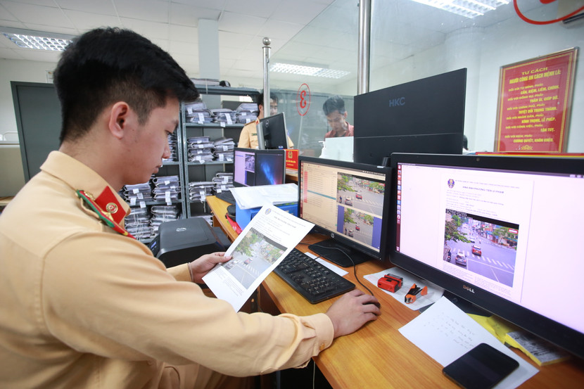 Hình ảnh của camera giám sát sẽ được ghi lại và truyền về Trung tâm chỉ huy điều khiển giao thông Ảnh: LAM THANH
