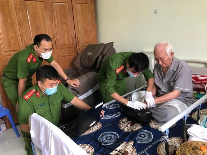 Lực lượng Công an xã đến nhà người cao tuổi làm thủ tục cấp Căn cước công dân gắn chíp Lực lượng Công an xã đến nhà người cao tuổi làm thủ tục cấp Căn cước công dân gắn chíp