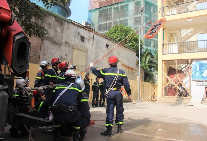 Lực lượng Cảnh sát PCCC và CNCH cứu người bị mắc kẹt trên nhà cao tầng