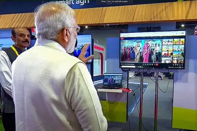 Thủ tướng Ấn Độ Narendra Modi tương tác cùng người dân sống ở vùng hẻo lánh trong lễ khởi động mạng 5G Thủ tướng Ấn Độ Narendra Modi tương tác cùng người dân sống ở vùng hẻo lánh trong lễ khởi động mạng 5G