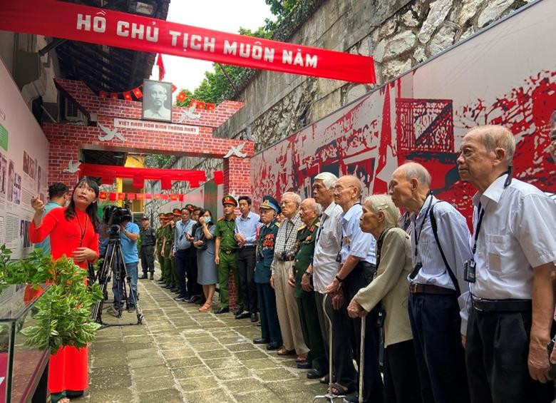 Các đại biểu tham quan trưng bày