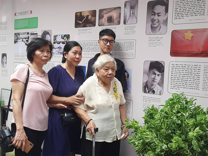 Gia đình Đỗ Thị Hải (vợ cựu tù chính trị Hỏa Lò Lê Văn Ba) bên hình ảnh và tư liệu của chồng được trưng bày tại “Khúc ca khải hoàn”