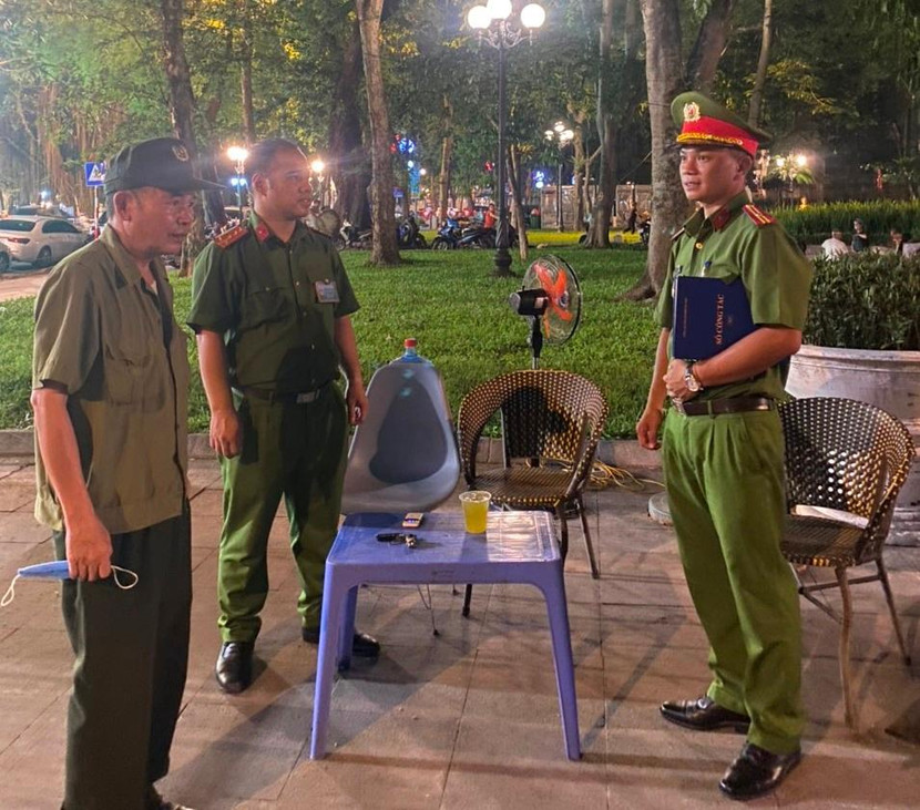 Thiếu tá Hoàng Anh Trung - Trưởng CAP Phan Chu Trinh trao đổi với tổ chốt bảo vệ phố đi bộ hồ Hoàn Kiếm (Hà Nội)