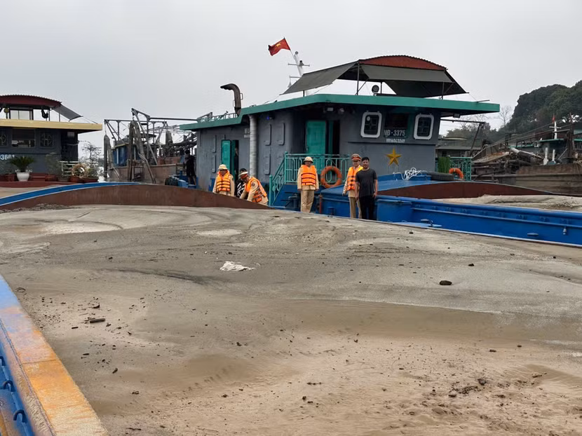 Hành vi khai thác cát trái phép của các đối tượng gây ảnh hưởng nghiêm trọng tới môi trường