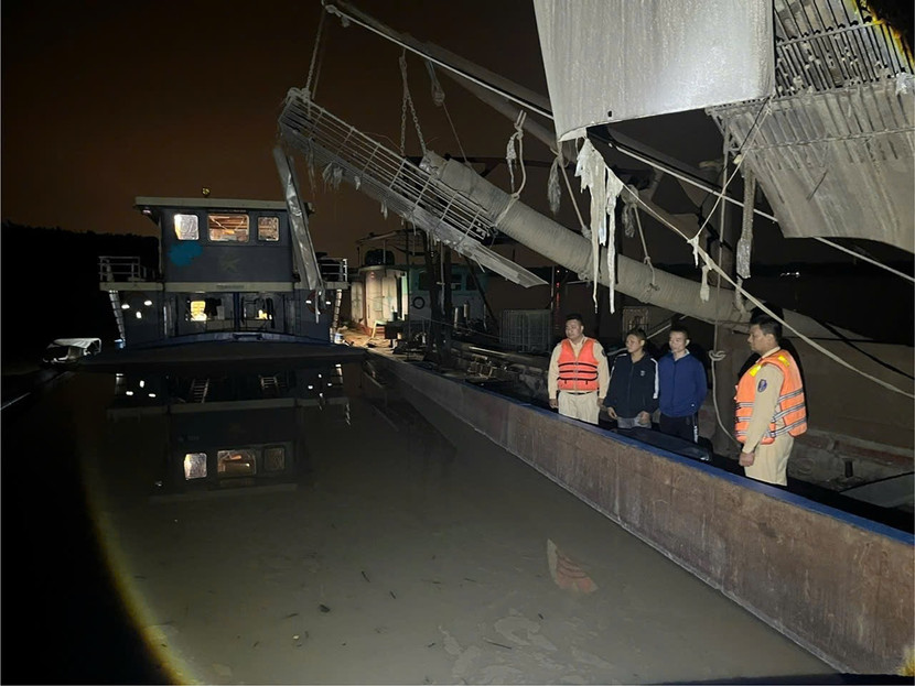 Các đối tượng lợi dụng đêm tối để khai thác cát trái phép