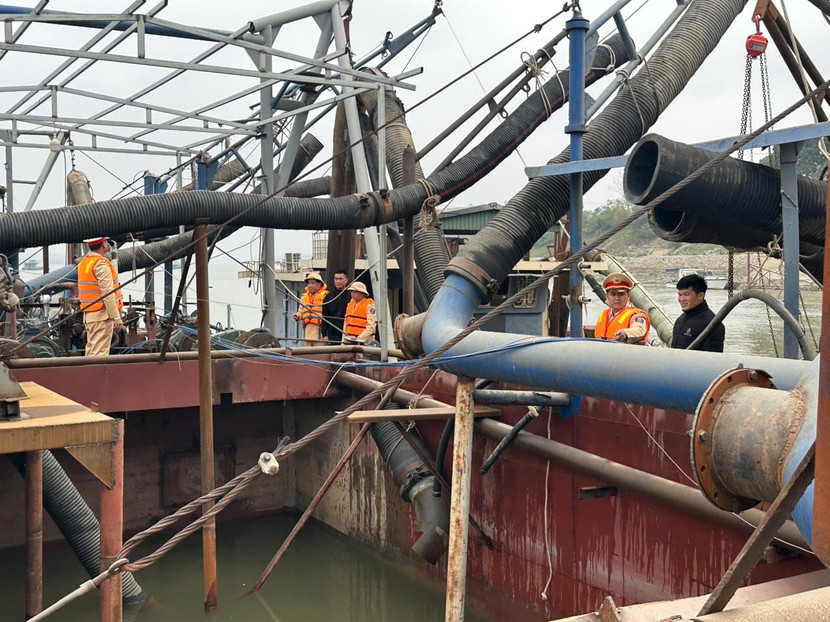 Lực lượng chức năng đã bắt giữ ba tàu hút cát trái phép trên sông Hồng