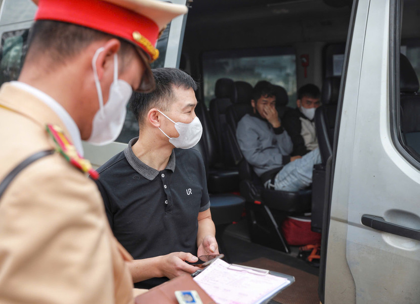 Trường hợp xe khách dừng đỗ sai quy định bị Đội CSGT số 6 kiểm tra, lập biên bản xử lý Trường hợp xe khách dừng đỗ sai quy định bị Đội CSGT số 6 kiểm tra, lập biên bản xử lý