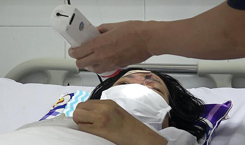 Qua 10 ngày cấp cứu điều trị, người phụ nữ đã có thể nhìn được ánh sáng từ đèn chiếu Qua 10 ngày cấp cứu điều trị, người phụ nữ đã có thể nhìn được ánh sáng từ đèn chiếu