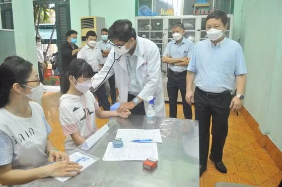 Lãnh đạo UBND TP.HCM kiểm tra tiêm vaccine cho trẻ tại trường THCS Hồng Bàng