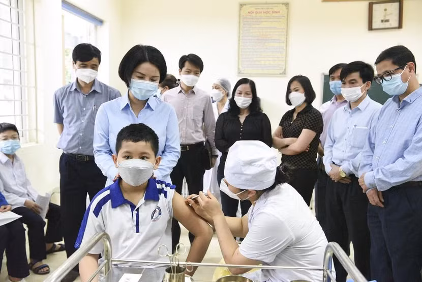 Giám đốc Sở Y tế Hà Nội Trần Thị Nhị Hà chứng kiến những trẻ lớp 6 đầu tiên được tiêm vaccine Covid-19 Giám đốc Sở Y tế Hà Nội Trần Thị Nhị Hà chứng kiến những trẻ lớp 6 đầu tiên được tiêm vaccine Covid-19