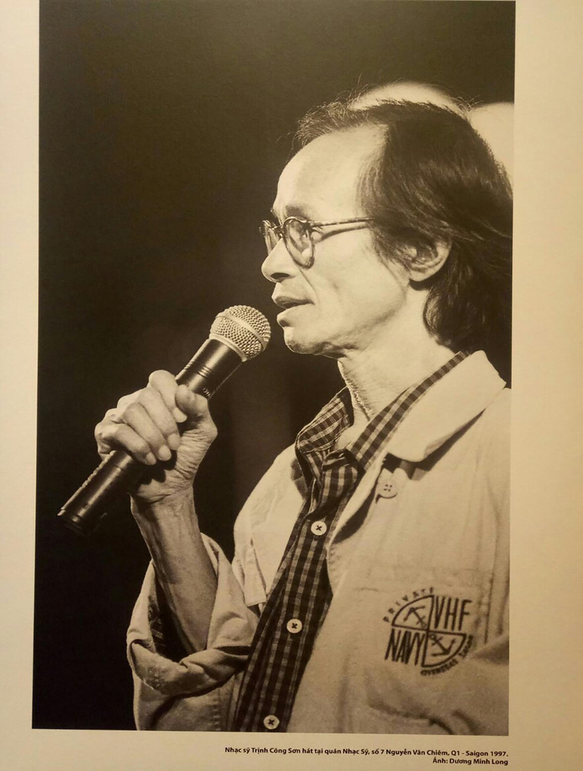 Nhạc sĩ Trịnh Công Sơn hát tại quán Nhạc Sĩ, số 7 Nguyễn Văn Chiêm, quận 1, Sài Gòn năm 1997 Ảnh: Dương Minh Long