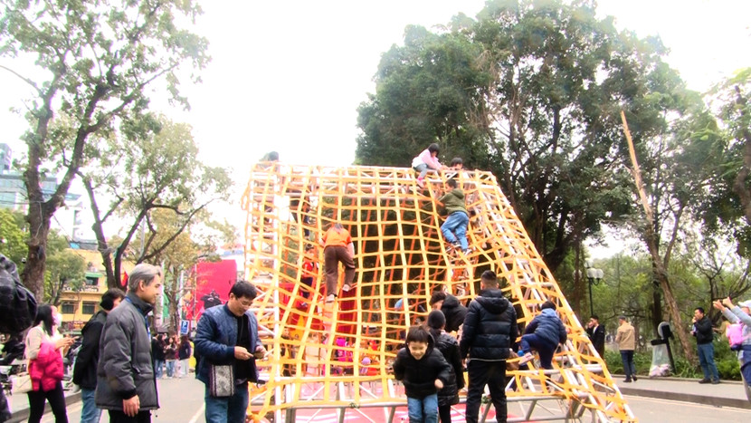 Khu vực trải nghiệm thu hút rất đông em nhỏ thích thú tham gia