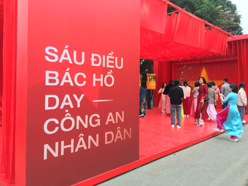 Khu trưng bày "Sáu điều Bác Hồ dạy CAND" giới thiệu những lời dạy sâu sắc của Chủ tịch Hồ Chí Minh, nhấn mạnh tinh thần trách nhiệm, đạo đức và phẩm chất người chiến sĩ CAND.