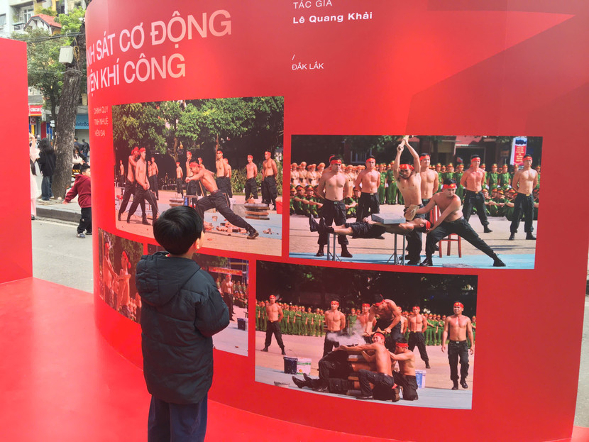 Triển lãm ảnh là những hình ảnh đẹp về lực lượng Cảnh sát Cơ động, Cảnh sát PCCC...