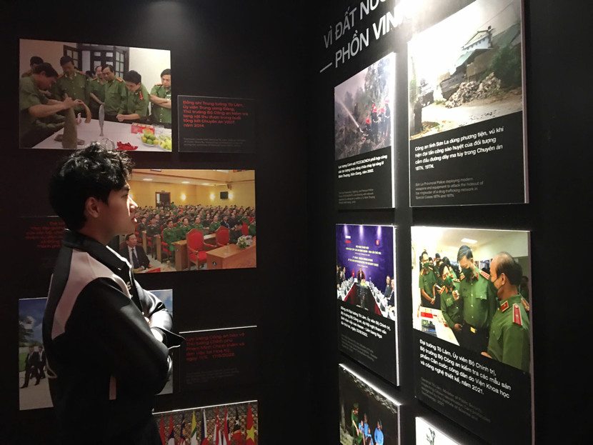 Những hình ảnh sống động thu hút người dân, đặc biệt là các bạn trẻ tới xem.