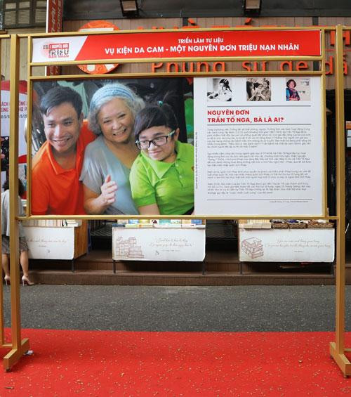 Bà Trần Tố Nga (ở giữa trong bức ảnh chụp 3 người) Bà Trần Tố Nga (ở giữa trong bức ảnh chụp 3 người)