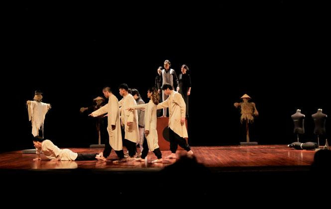 Vở diễn “Edip làm vua” được dàn dựng bởi đạo diễn NSƯT Bùi Như Lai và các vai diễn được thể hiện bởi các sinh viên lớp Diễn viên Kịch – Điện ảnh – Truyền hình K39B.