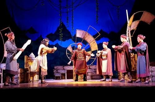 Cảnh trong vở cải lương đề tài lịch sử "Tướng quân ăn mày" do nhà hát Cải lương Hà Nội biểu diễn