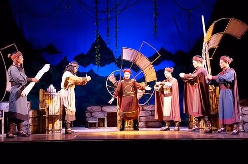 Cảnh trong vở cải lương đề tài lịch sử "Tướng quân ăn mày" do nhà hát Cải lương Hà Nội biểu diễn