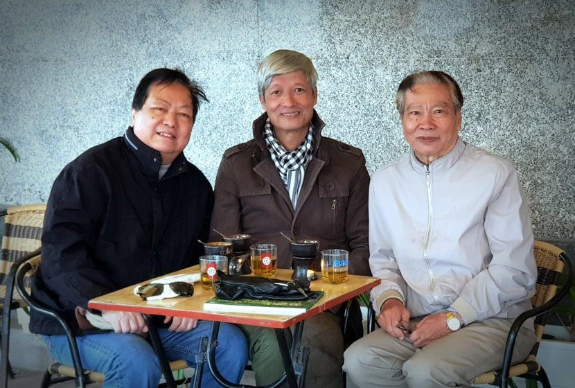 Từ trái qua phải: nhà nhiếp ảnh Đặng Đình An, Kim Mạnh, Hồng Trọng Mậu. Ảnh chụp vào ngày 9/12/2020. Từ trái qua phải: nhà nhiếp ảnh Đặng Đình An, Kim Mạnh, Hồng Trọng Mậu. Ảnh chụp vào ngày 9/12/2020.