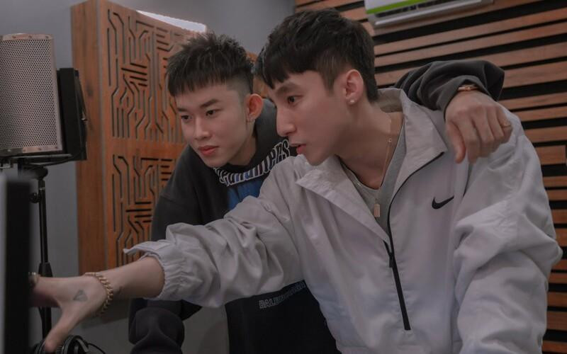 Ca sĩ Sơn Tùng vào phòng thu góp ý và chỉ đạo việc sản xuất ca khúc của Kay Trần